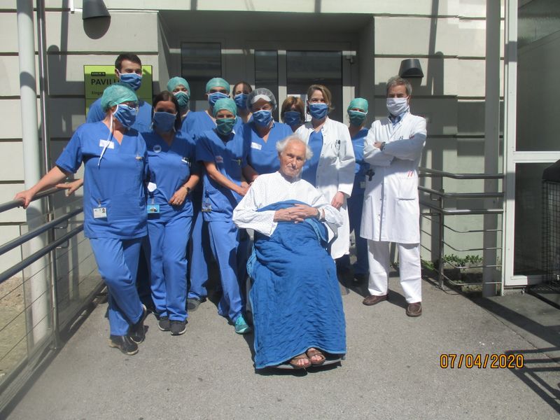Foto(tirol kliniken):Der 95-jährige Patient bei seiner heutigen Entlassung mit dem Team der Infektiologie